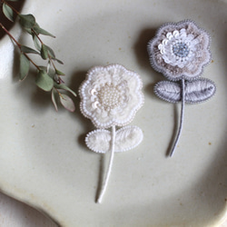 オートクチュール刺繍ブローチ　春色ふわりとスパンコールの一輪花(グレー) 3枚目の画像
