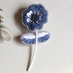 オートクチュール刺繍ブローチ　小さなふわりとスパンコールの一輪花(ブルー) 4枚目の画像