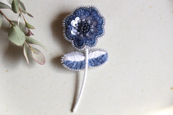 オートクチュール刺繍ブローチ　小さなふわりとスパンコールの一輪花(ブルー) 4枚目の画像