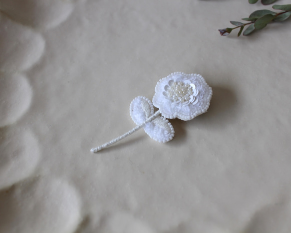 オートクチュール刺繍ブローチ　小さなふわりとスパンコールの一輪花(ホワイト) 2枚目の画像
