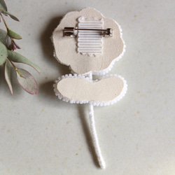 オートクチュール刺繍ブローチ　小さなふわりとスパンコールの一輪花(ホワイト) 7枚目の画像