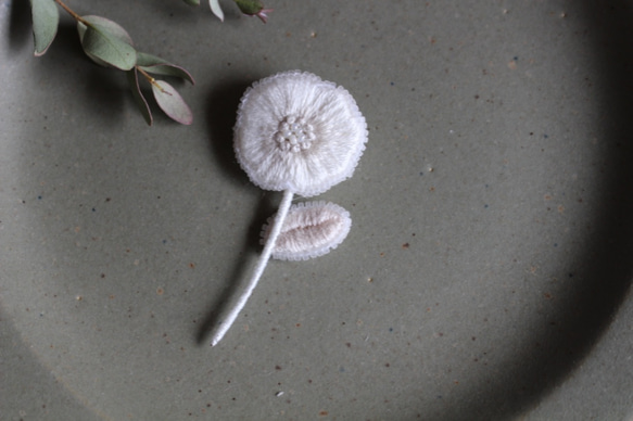 オートクチュール刺繍ブローチ　小さなシンプル一輪花(ホワイト&グレイッシュ) 4枚目の画像