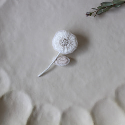 オートクチュール刺繍ブローチ　小さなシンプル一輪花(ホワイト&グレイッシュ) 2枚目の画像