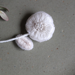 オートクチュール刺繍ブローチ　小さなシンプル一輪花(ホワイト&グレイッシュ) 5枚目の画像
