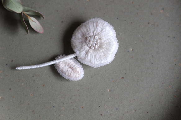 オートクチュール刺繍ブローチ　小さなシンプル一輪花(ホワイト&グレイッシュ) 5枚目の画像
