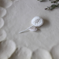 オートクチュール刺繍ブローチ　小さなシンプル一輪花(ホワイト&グレイッシュ) 3枚目の画像
