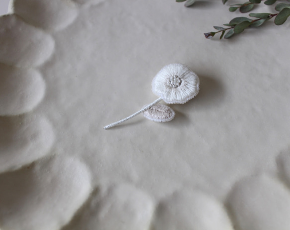 オートクチュール刺繍ブローチ　小さなシンプル一輪花(ホワイト&グレイッシュ) 3枚目の画像