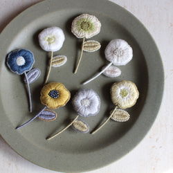 オートクチュール刺繍ブローチ　小さなシンプル一輪花(ホワイト&グレイッシュ) 7枚目の画像