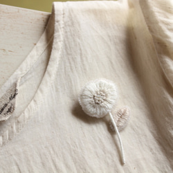 オートクチュール刺繍ブローチ　小さなシンプル一輪花(ホワイト&グレイッシュ) 6枚目の画像
