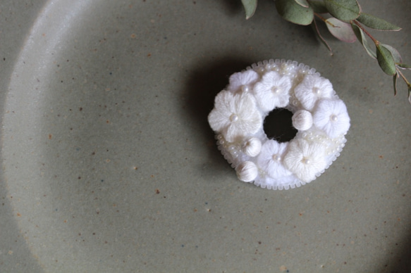 オートクチュール刺繍ブローチ　小花と糸巻玉のリース(ホワイト) 4枚目の画像