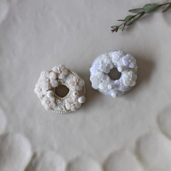 オートクチュール刺繍ブローチ　小花と糸巻玉のリース(ホワイト) 2枚目の画像