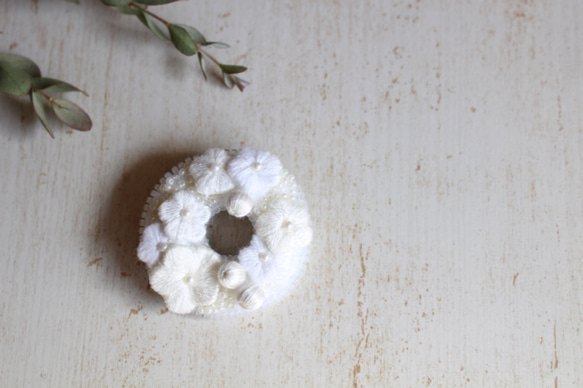 オートクチュール刺繍ブローチ　小花と糸巻玉のリース(ホワイト) 6枚目の画像