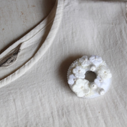 オートクチュール刺繍ブローチ　小花と糸巻玉のリース(ホワイト) 3枚目の画像