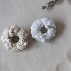 オートクチュール刺繍ブローチ　小花と糸巻玉のリース(ホワイト) 9枚目の画像