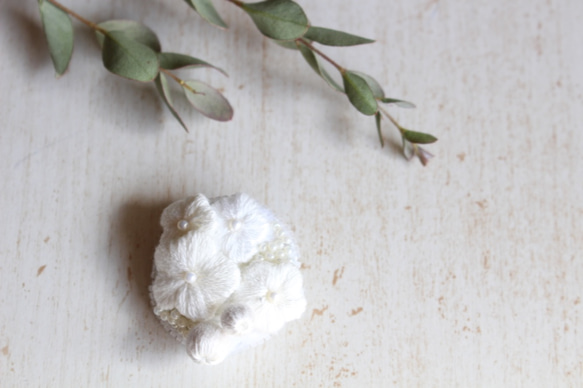オートクチュール刺繍ブローチ　小花と糸巻玉のブローチ(ホワイト) 4枚目の画像