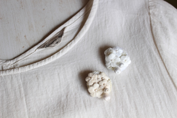 オートクチュール刺繍ブローチ　小花と糸巻玉のブローチ(ホワイト) 3枚目の画像
