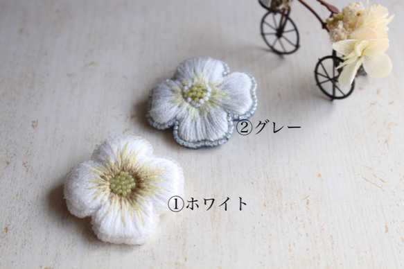 刺繍ブローチ　クロスフラワー(ホワイト)・(グレー) 2枚目の画像