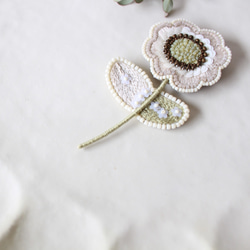 新作 オートク刺繍ブローチ　ふわりとスパンコールの一輪花(ナチュラルカラー×お花スパンコール) 5枚目の画像