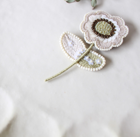 新作 オートク刺繍ブローチ　ふわりとスパンコールの一輪花(ナチュラルカラー×お花スパンコール) 5枚目の画像