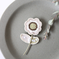 新作 オートク刺繍ブローチ　ふわりとスパンコールの一輪花(ナチュラルカラー×お花スパンコール) 6枚目の画像