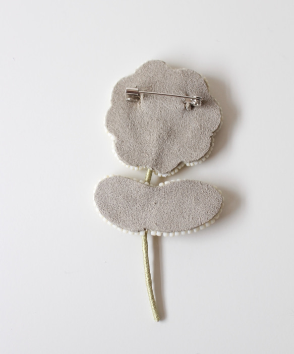 新作 オートク刺繍ブローチ　ふわりとスパンコールの一輪花(ナチュラルカラー×お花スパンコール) 9枚目の画像