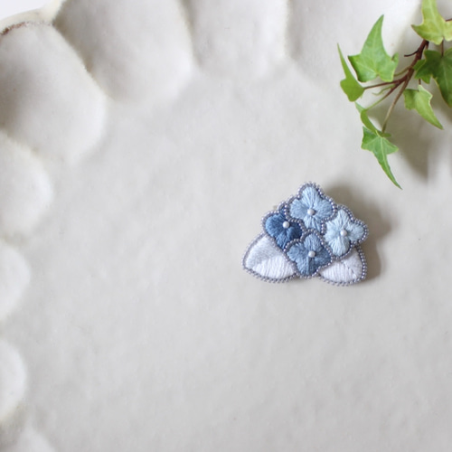 新作 オートクチュール刺繍ブローチ 四つ花の紫陽花(ブルー