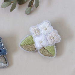 オートクチュール刺繍ブローチ　四つ花の紫陽花(ナチュラルホワイト) 2枚目の画像