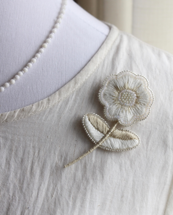 オートクチュール刺繍ブローチ　ふわりと一輪花(ナチュラルサマーホワイト) 3枚目の画像
