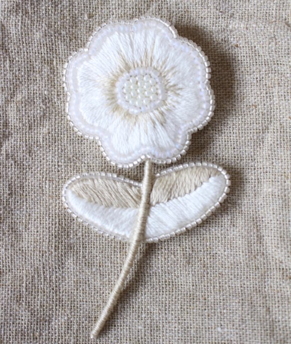 オートクチュール刺繍ブローチ　ふわりと一輪花(ナチュラルサマーホワイト) 7枚目の画像