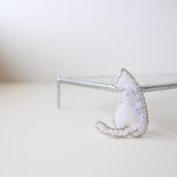 オートクチュール刺繍ブローチ　白い猫さん(シルバーふちどり) 1枚目の画像