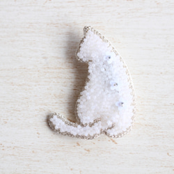 オートクチュール刺繍ブローチ　白い猫さん(シルバーふちどり) 3枚目の画像