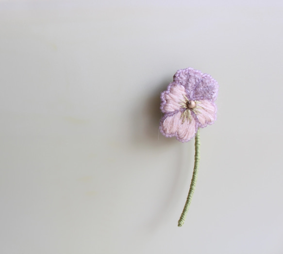 【ふわっとフリル咲きビオラ】(サーモンピンク)  オートクチュール刺繍ブローチ　 6枚目の画像