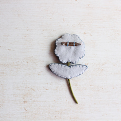 【ふわりとスパンコールの一輪花】(ネイビー)オートクチュール刺繍ブローチ 8枚目の画像