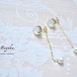 ふたつのパールキャッチとひと粒ビジューのピアス（ﾎﾜｲﾄｵﾊﾟｰﾙ） 1枚目の画像