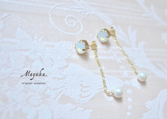 ふたつのパールキャッチとひと粒ビジューのピアス（ﾎﾜｲﾄｵﾊﾟｰﾙ） 1枚目の画像