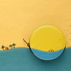 小さなポーチ　丘をゆく三輪車　　　　　　　　　-- 刺繍 秋 コインケース -- 1枚目の画像