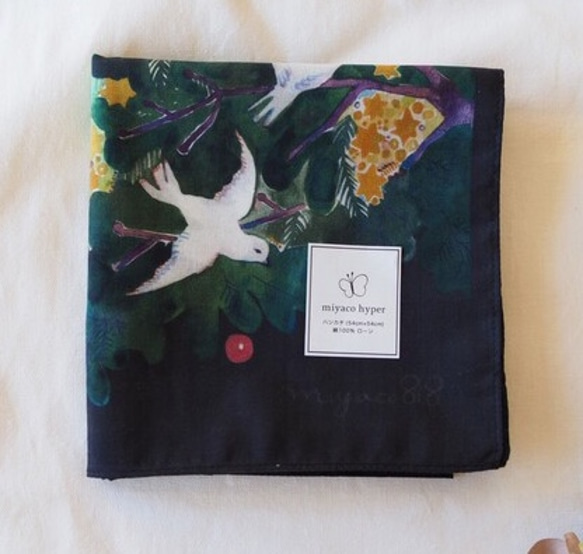 可用作圍巾的水彩手帕“樅樹和鳥” 第1張的照片