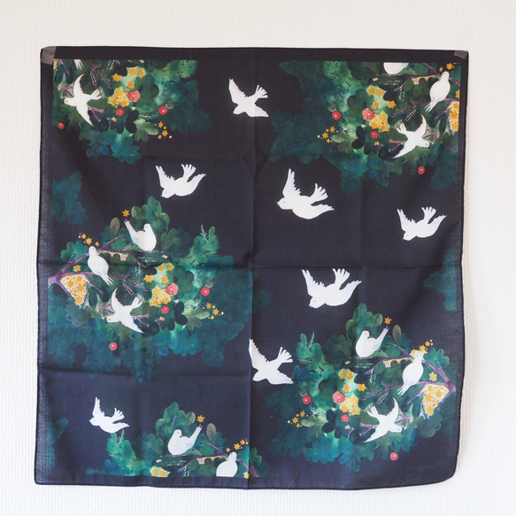 可用作圍巾的水彩手帕“樅樹和鳥” 第2張的照片