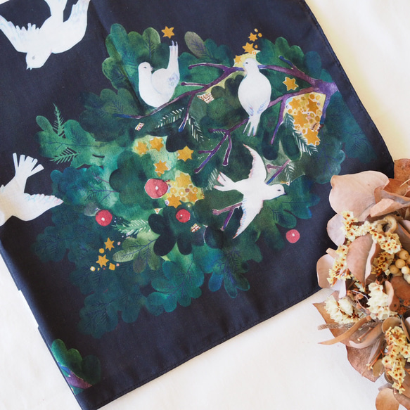 可用作圍巾的水彩手帕“樅樹和鳥” 第3張的照片