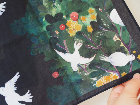 可用作圍巾的水彩手帕“樅樹和鳥” 第5張的照片