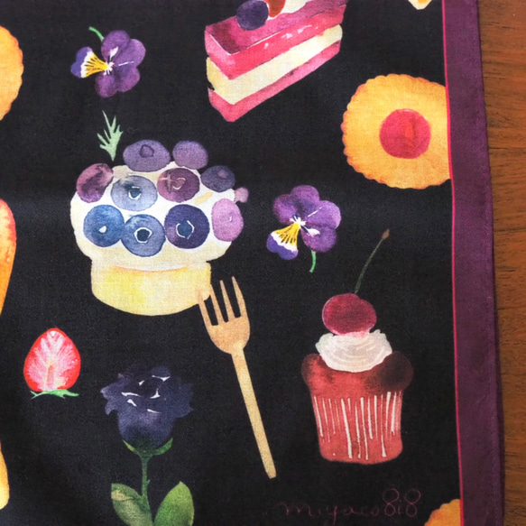 「卡哇伊糖果」是一款水彩手帕，也可以當圍巾。 第4張的照片