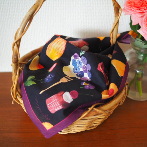 「卡哇伊糖果」是一款水彩手帕，也可以當圍巾。 第7張的照片