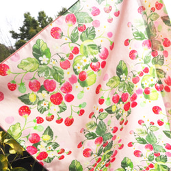 還可以當圍巾的「草莓」水彩手帕 第2張的照片