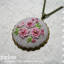 ピンクの薔薇の刺繍ネックレス 1枚目の画像