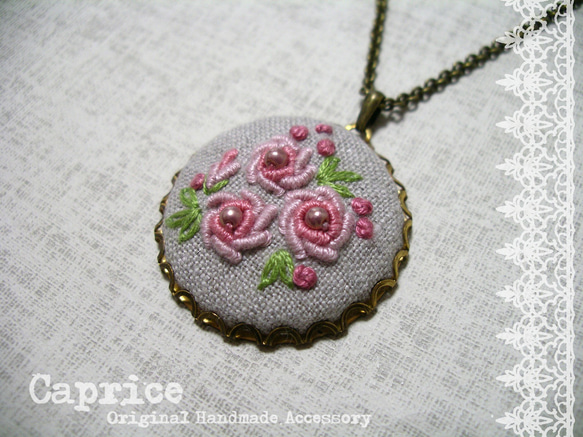 ピンクの薔薇の刺繍ネックレス 1枚目の画像