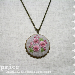 ピンクの薔薇の刺繍ネックレス 2枚目の画像