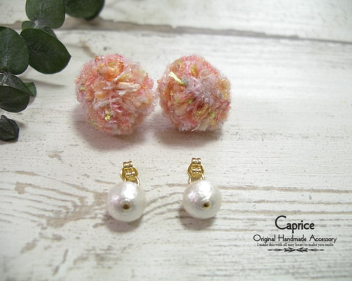 引き揃え糸のポンポンピアス オレンジ系 ピアス（スタッド・一粒