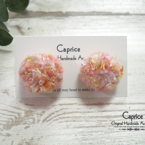 引き揃え糸のポンポンピアス オレンジ系 ピアス（スタッド・一粒