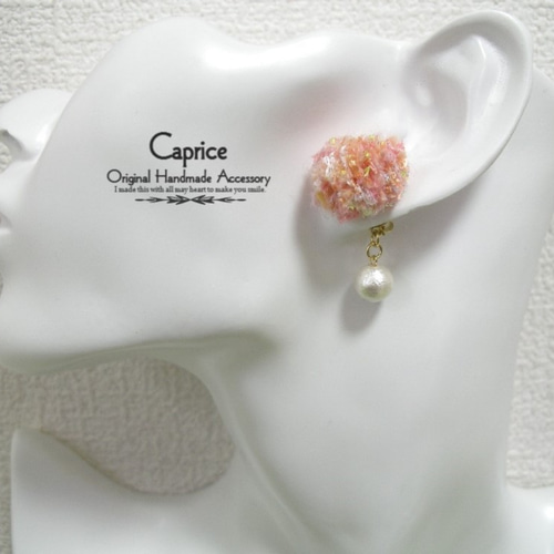 引き揃え糸のポンポンピアス オレンジ系 ピアス（スタッド・一粒