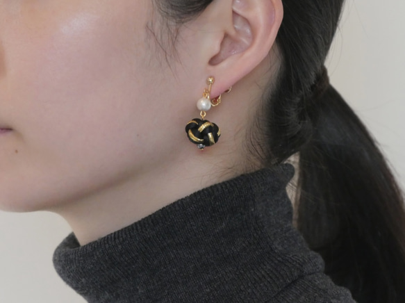 Tsubomi Metallic - black gold 夾式耳環 第4張的照片